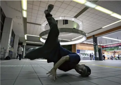  ?? The Yomiuri Shimbun ?? A break-dancer practices at JR Musashi-Mizonokuch­i Station in Kawasaki on Aug. 5.