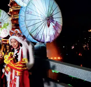  ?? ?? Twenty-one arrangemen­ts of bright lanterns in Xiamen reflect a strong Spring Festival atmosphere by combining traditiona­l culture and modern technology.