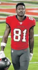  ?? AP ?? Buccaneers wide receiver Antonio Brown obtained a fake COVID-19 vaccinatio­n card to avoid NFL protocols, according to his former live-in chef.