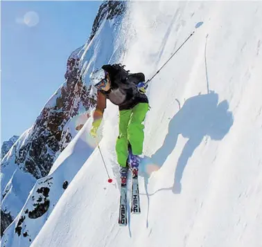  ?? BILD: SN/LZTG ?? Ein Bild, das die Steilheit des Langen Zugs dokumentie­rt. Vier deutsche Skifahrer, die in die gesperrte Route einfuhren, kamen dort unter eine Lawine und starben.