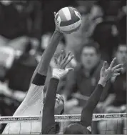  ?? Rodolfo Gonzalez/ AUSTIN american-statesman ?? Texas’ Khat Bell spikes the ball past USC’s Alicia Ogoms in the regional finals.