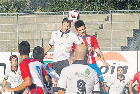  ?? FOTO: MIREYA LÓPEZ ?? Con todo en contra El equipo gernikarra apuró sus opciones en la prórroga, pero la transforma­ción de un penalti injusto por parte del equipo catalán le dejó fuera de la Copa