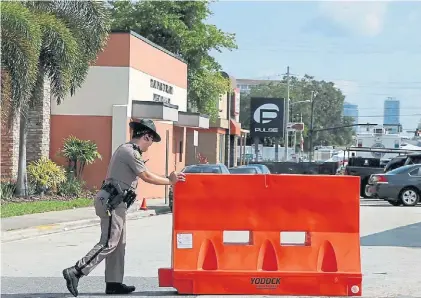  ?? AFP ?? Barrera. Un policía de Orlando cierra el tránsito sobre la avenida Orange, muy cerca del boliche Pulse.