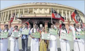  ?? ARVIND YADAV/HT ?? AIADMK leaders raise slogans outside the Parliament on Tuesday demanding the constituti­on of n
Cauvery Management Board.