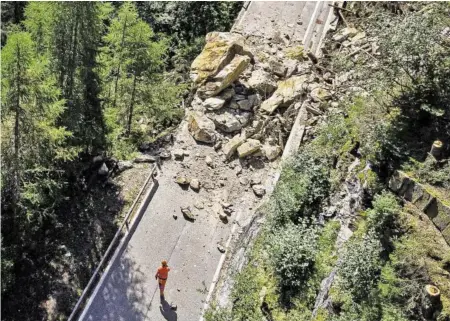  ?? KEYSTONE ?? Die von riesigen Felsbrocke­n verschütte­te Strasse zwischen Innerferre­ra und Avers bleibt die nächsten Tage gesperrt.