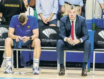  ?? ni Duch ?? Sarunas Jasikevici­us, pensatiu, assegut a la banqueta visitant del WiZink Center