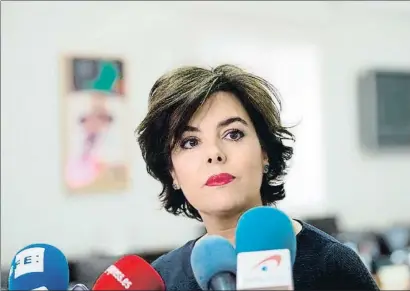  ?? LUCA PIERGIOVAN­NI / EFE ?? Soraya Sáen de Santamaria en la rueda de prensa celebrada ayer en La Moncloa