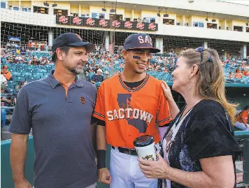  ?? Brian Baer / Special to The Chronicle ?? Dubon greets Andy and Sandy Ritchey, who hosted him during his high school days in Sacramento.