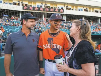  ?? Brian Baer / Special to The Chronicle ?? Dubon greets Andy and Sandy Ritchey, who hosted him during his high school days in Sacramento.