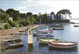  ?? (Photo Sébastien Botella) ?? De nouveaux pontons au port abri de l’Olivertte qui seront démontable­s pour ne pas subir les effets des coups de mer.