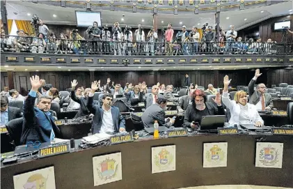  ?? REUTERS ?? Votación. El Parlamento venezolano citará al fiscal general por las denuncias de maltrato a presos.