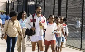  ?? ?? Will Smith (center) portrays Richard Williams, the father of tennis players Venus and Serena Williams, in “King Richard.”