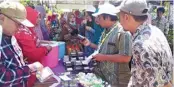  ?? GALIH WICAKSONO/JAWA POS ?? PRODUK UNGGULAN: Warga RT 22, RW 8, Desa Bungah memiliki produk yang kreatif. Yakni, es krim sayur hingga abon bonggol pisang. Di sana mereka juga menerapkan konsep KRPL.