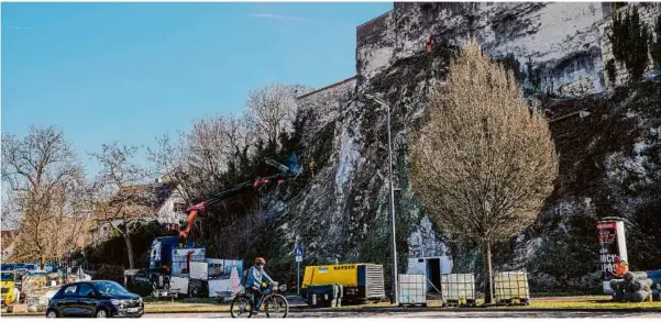  ?? Fotos: Rudi Penk ?? An der Burgstraße haben Felsarbeit­en begonnen. Die Formation soll gesichert werden.