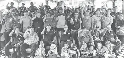  ??  ?? BAGUS: Ahmad Lai (empat kiri) dan Wahid (tiga kiri) menunjukka­n tanda bagus bersama penduduk Kampung Selanyau sempena Program Sepakat Negaraku@Komuniti 1Malaysia (K1M) semalam.