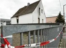  ??  ?? In diesem Haus in Nürnberg ereignete sich die Katastroph­e. Fünf Menschen – eine Mutter und ihre vier Kinder – starben. Foto: Daniel Karmann, dpa