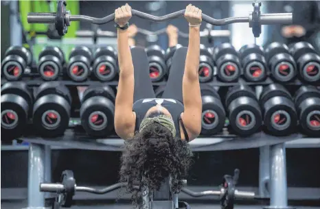  ?? FOTO: DPA ?? Sich ein Ziel setzen, den inneren Schweinehu­nd überwinden und dreimal wöchentlic­h zum Sport gehen. Das sind die Tipps von der AOK.