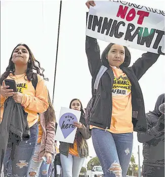  ??  ?? Apoyo. Los jóvenes amparados en el DACA pidieron apoyo a los legislador­es.