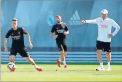  ??  ?? Carlo Ancelotti instruye a Antonio Blanco en el entrenamie­nto de ayer.