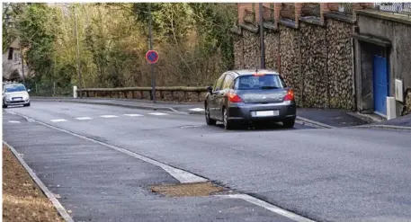  ??  ?? Désagréabl­e pour les automobili­stes, le dos-d’âne empêche les bus de passer.