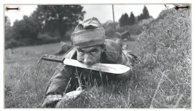  ??  ?? En kommandoso­ldat fra The Newfoundla­nd Heavy Artillery Regiment i traeningsl­ejr i 1942. Disse soldater fik hårdere traening end andre, og alle havde meldt sig frivilligt.