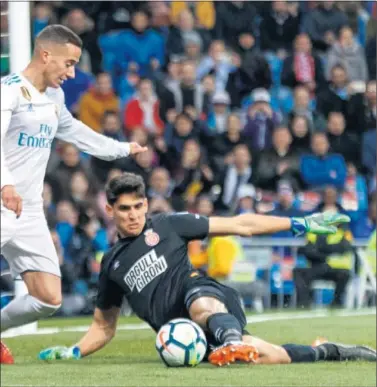  ??  ?? DECISIVO. Bono, ante Lucas Vázquez, en el partido de la temporada pasada.