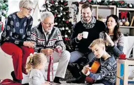  ?? GETTY IMAGES ?? Gemeinsame­s Singen verbindet die ganze Familie