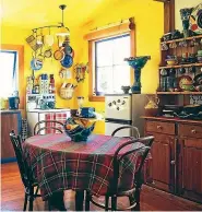  ?? PAUL MCCREDIE/STUFF ?? Check out the plaid in this bright, warm 2000 kitchen