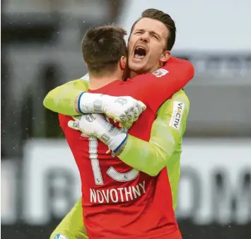  ?? Foto: Gensch, dpa ?? Bochumer Glück: Soma Novothny und Torwart Manuel Riemann feiern den 2:1‰Erfolg des VfL in Osnabrück.