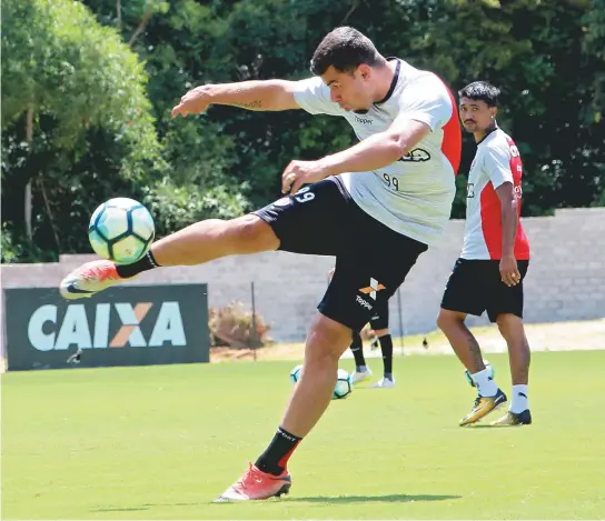  ??  ?? André Lima é o favorito para substituir Tréllez contra o Flamengo, domingo, no Barradão. Jogador colombiano está suspenso pelo terceiro amarelo