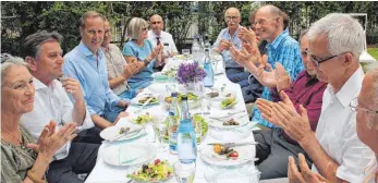  ?? FOTO: BERND ADLER ?? Die Seniorenwo­hngemeinsc­haft Villa Oppold hat Baden-Württember­gs Sozialmini­ster Manne Lucha (links) sowie Vertreter der Stadt und der Stiftung Bruderhaus Ravensburg in ihrem sommerlich­en Garten bewirtet.