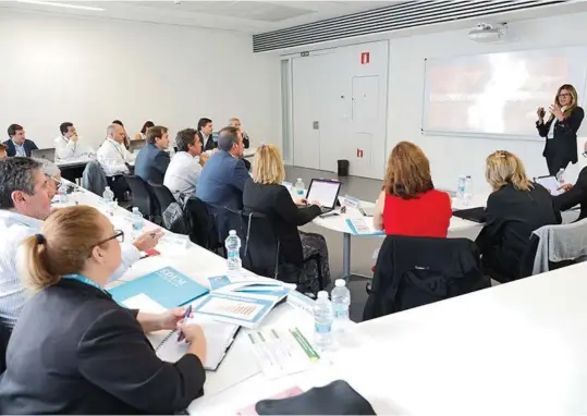  ??  ?? Una sesión del curso del año pasado impartida por Antonella Sottero, directora general en España del Grupo Ferrero.