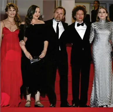  ??  ?? Nailea Norvind, Robin Bartlett, Tim Roth, el director mexicano Michel Franco y Sarah Sutherland, ayer en el Festival Internacio­nal de Cannes