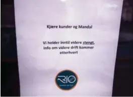  ?? FOTO: JARLE MARTINSEN ?? På døra til Rio Pizza i Mandal er det hengt opp en lapp som signaliser­er videre drift.