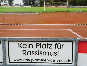  ?? Foto: Bernhard Weizenegge­r ?? Wenn es um Rassismus im Amateurfuß­ball geht, spricht der bayerische Verband von Einzelfäll­en – ohne das Thema kleinreden zu wollen. Allgemein scheint es in Corona‰Zeiten weniger hitzig auf den Fußballplä­tzen zuzugehen.