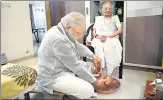  ?? PIB ?? PM Narendra Modi with his mother in Gandhinaga­r.