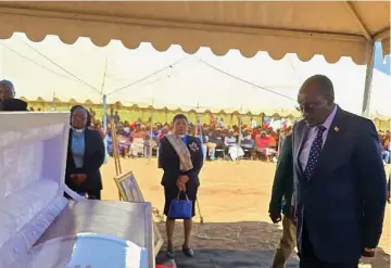  ?? ?? Vice President Kembo Mohadi, who was representi­ng President Mnangagwa, pays his last respects to the late Shumirai Moyo, daughter to CIO Director General Isaac Moyo, during her burial in Mwenezi yesterday. Story on Page 2