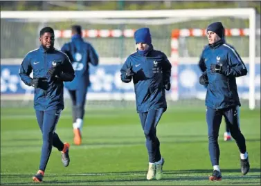  ??  ?? PREPARADOS. Griezmann, flanqueado por Umtiti y Lucas. Entre el Barcelona y el Atlético.