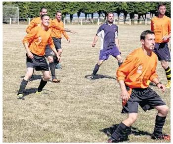  ??  ?? Les Curois (en oranges) visent clairement la remontée en troisième division départemen­tale.