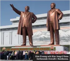  ??  ?? Kim Il-sung och Kim Jong-il finns
fortfarand­e överallt i Nordkorea.