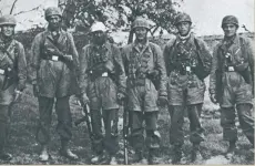  ??  ?? 克里特岛战役结束后，幸存的德国伞兵