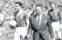  ??  ?? STEPPING UP Murphy and Bill Foulkes lead out United in ’58 final