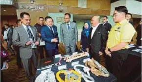  ??  ?? Internatio­nal Trade and Industry Minister Darell Leiking (second from left) and Petroliam Nasional Bhd (Petronas) president and group chief executive officer Tan Sri Wan Zulkiflee Wan Ariffin (left) at a briefing by representa­tives of North Java Sea...