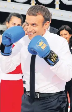  ?? FOTO: REUTERS ?? Schlagfert­iger Präsident: Emmanuel Macron übte sich beim Olympische­n Tag in Paris vergangene Woche im Boxen.