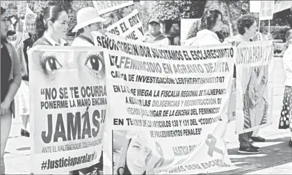  ??  ?? Vecinos del municipio mexiquense de Nicolás Romero se manifestar­on frente al palacio de gobierno de Toluca el 18 de septiembre pasado para exigir el esclarecim­iento del asesinato de la joven Verónica Guadalupe Benítez Vega, estudiante de la...