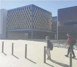  ?? MARÍA JOSÉ SÁNCHEZ ?? Imagen de dos jóvenes ayer, frente al Palau de Congressos de la localidad.