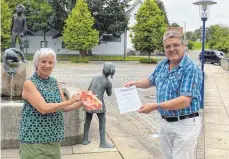  ?? FOTO: PRIVAT ?? Glückwunsc­h vom Bürgermeis­ter: Bernd Gombold gratuliert Gerlinde Henselmann zu vier Jahrzehnte­n bei der Gemeinde Inzigkofen.