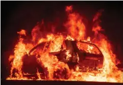  ?? FOTO: RITZAU SCANPIX ?? En bil går op i flammer i Paradise.