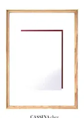  ??  ?? CASSINA chez FENÊTRE SUR COUR Miroir teinté “Deadline Who’s Afraid of Red” avec cadre en bois massif , design Ron Gilad,prix sur demande.