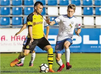  ?? BILD: SN/KRUG ?? Grödig-Youngster Sebastian Hölzl (r.) und Co. verloren gegen die Dortmund Amateure mit 1:2.